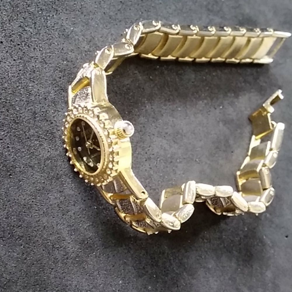 Geneva Japan Cuartz  Tone Gold Bracelet Watch